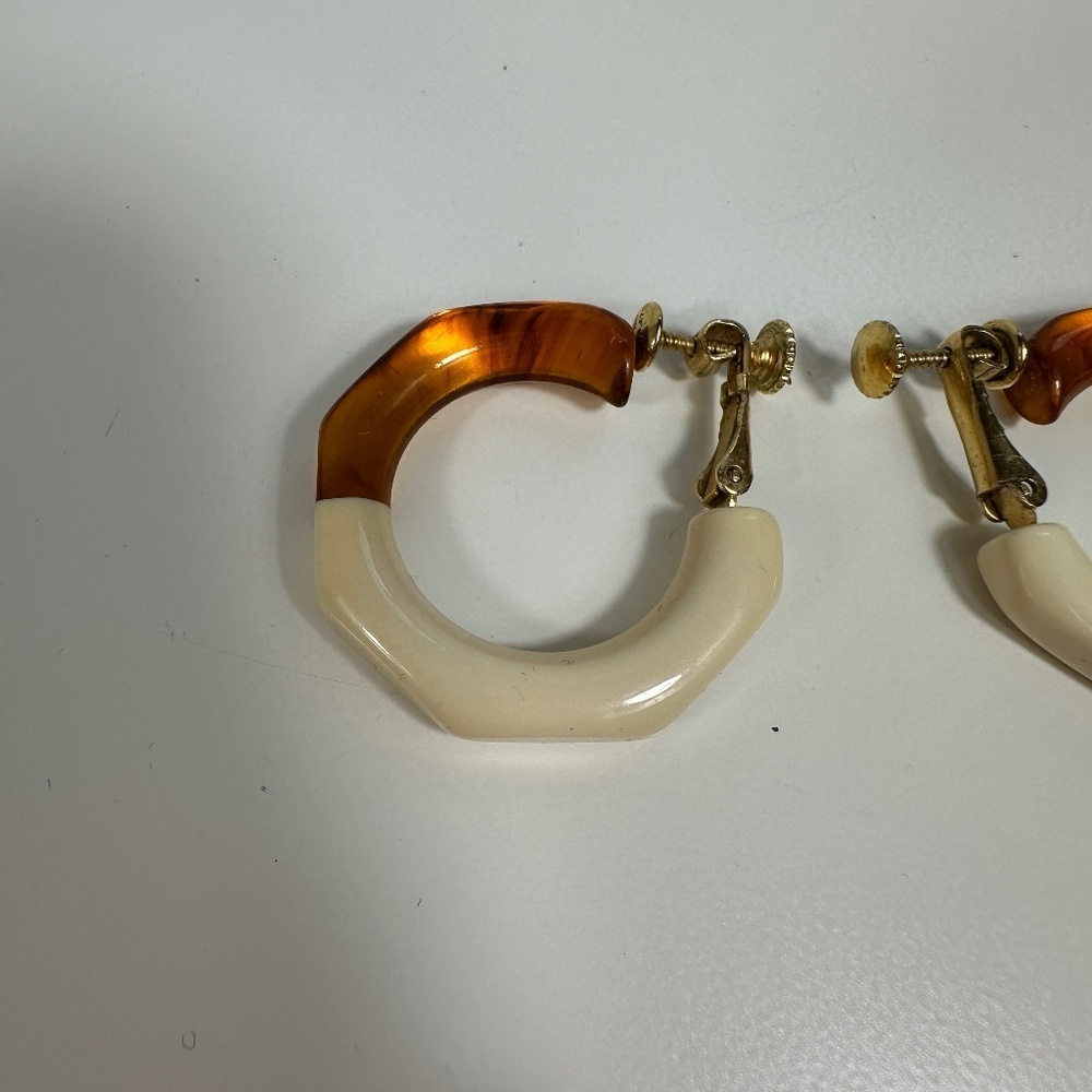 Vintage Lucite Cookies And Cream Hoop Screwback Earrings - Picture 2 of 7